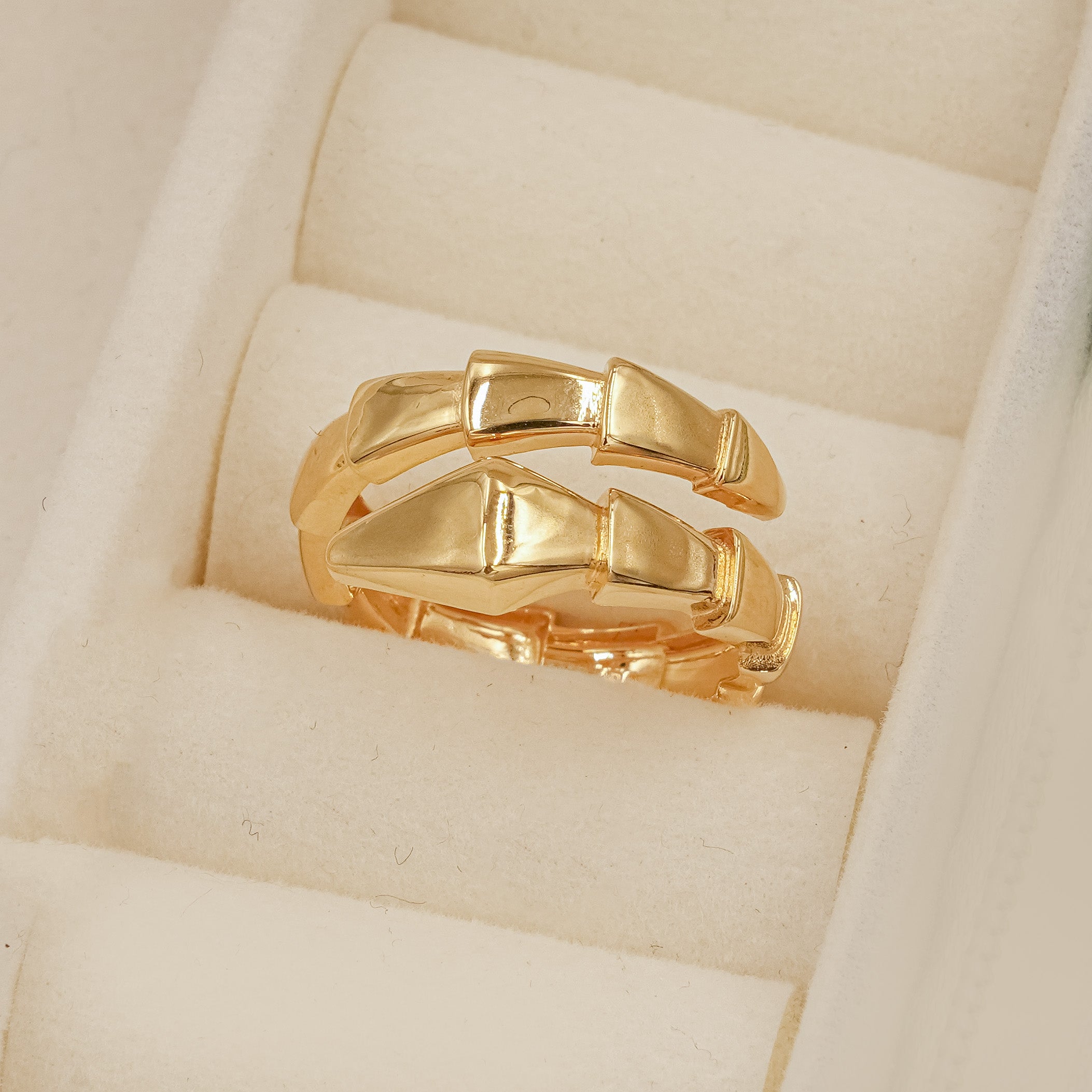 Vesta Arrow Statement Ring 3.44 Grams , 18KT Gold