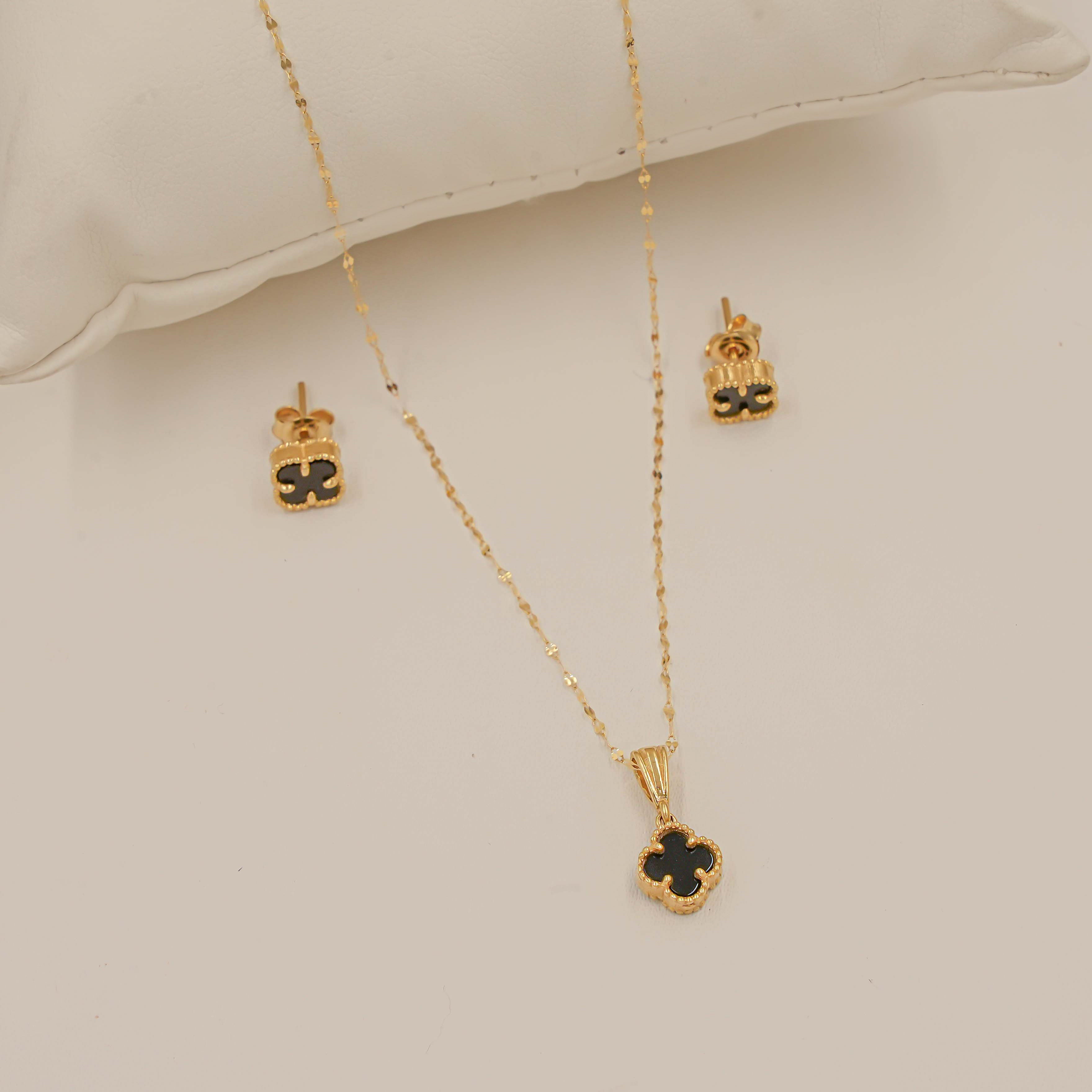 Van-Cleef Black Pendant Set 2.75 Grams, 18kt Gold