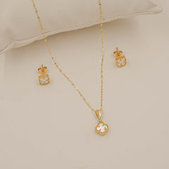 Van-Cleef White Pendant Set 2.68 Grams, 18kt Gold