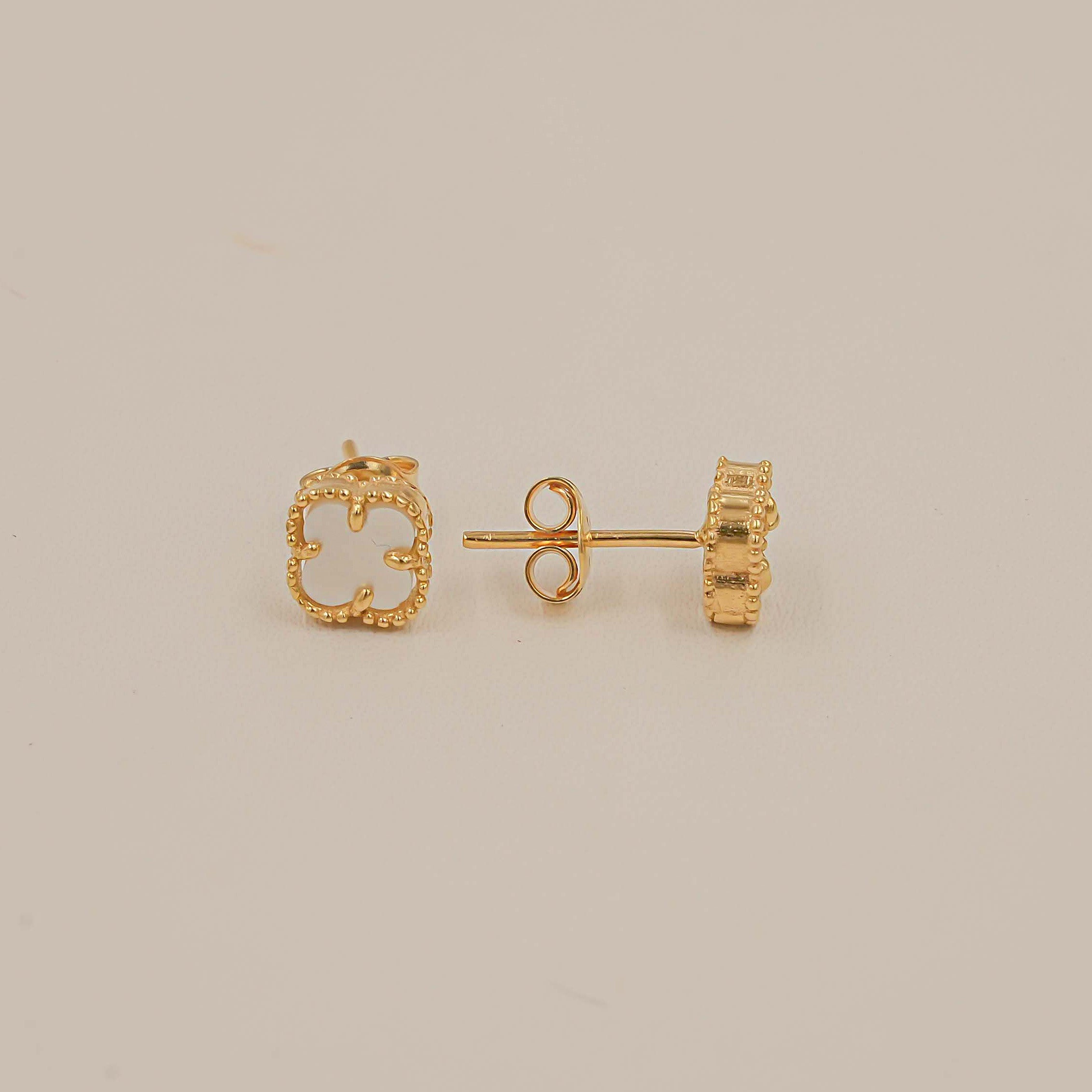 Van-Cleef White Pendant Set 2.68 Grams, 18kt Gold
